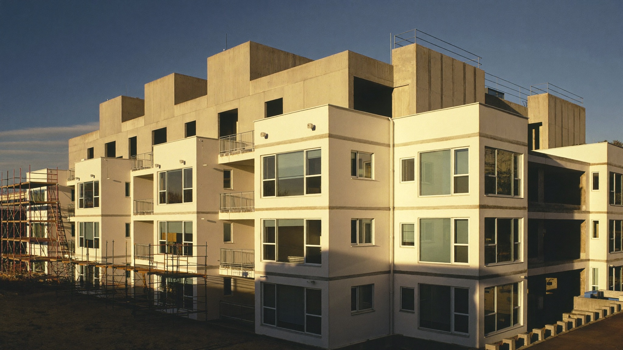 Edificio en fase final de obra con las últimas plantas aún en estructura