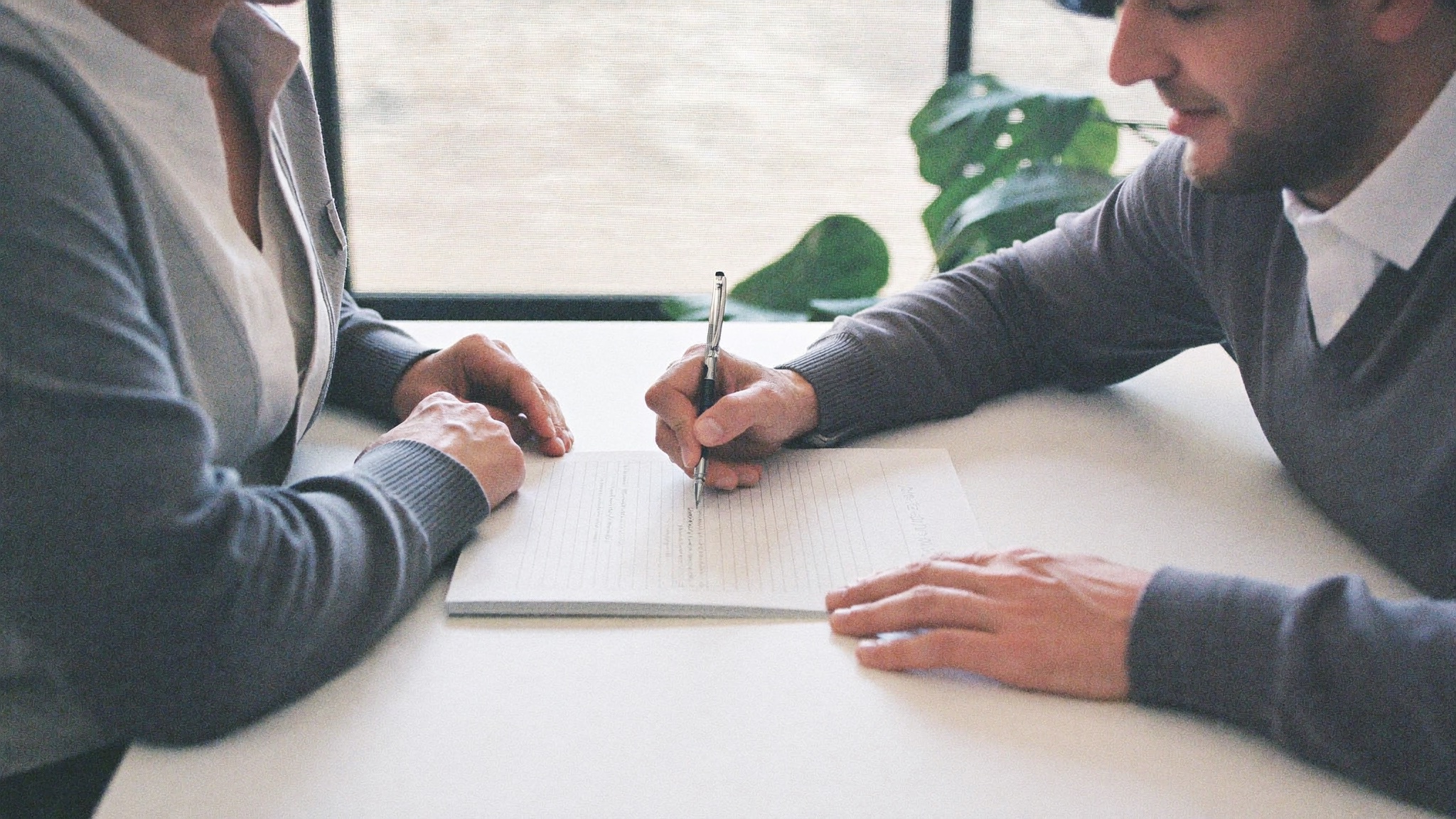 Dos personas revisando y firmando la certificación de obra mensual